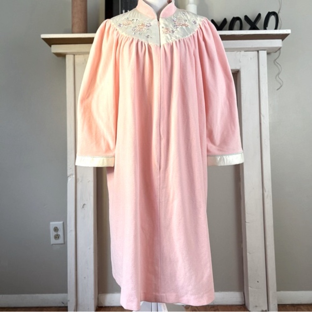 VTG VANITY FAIR Pink Satin Embroidered Partial Zip Up House Robe 60’s Era Sz L